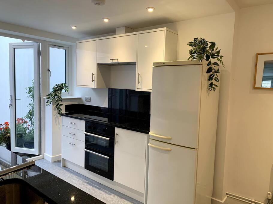 Newly Refurbished Uplyme Getaway Apartment Exterior photo
